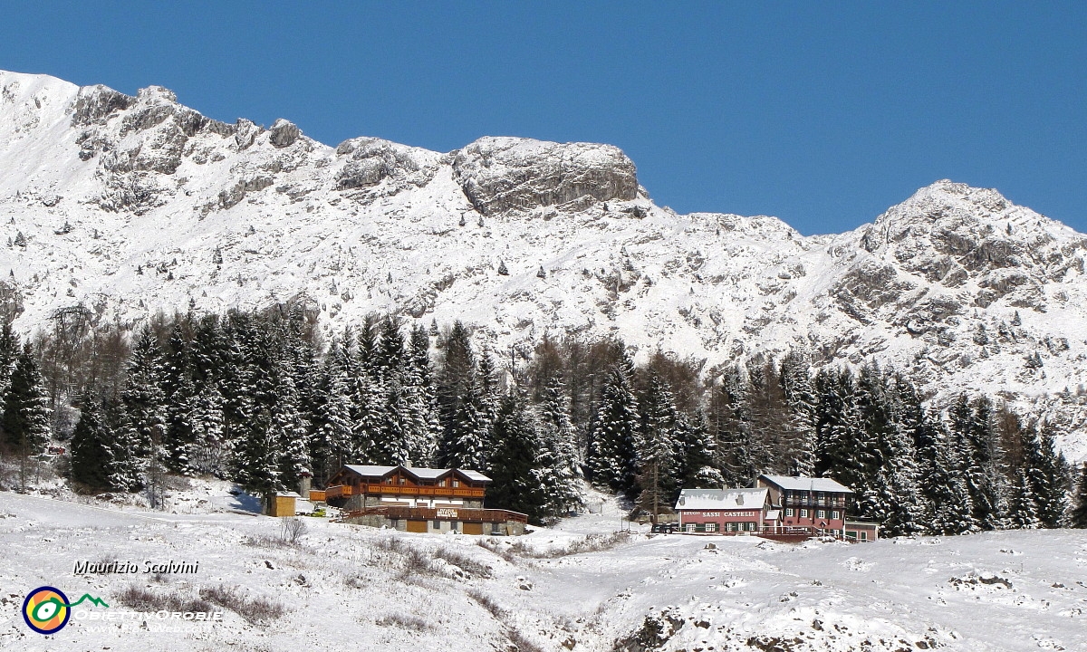 23 Con i rifugi ad un tiro di schioppo....JPG